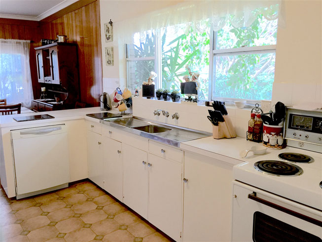 Admurraya House Rutherglen Accommodation Kitchen Side view