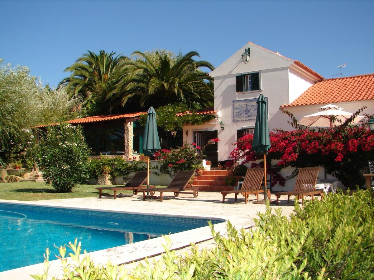 Breakfast area and pool