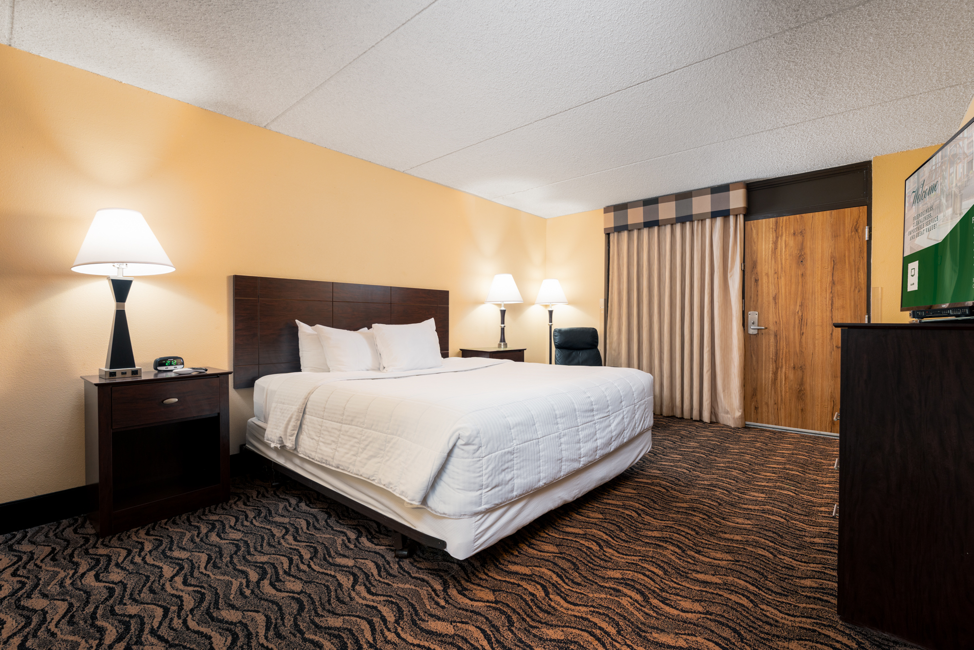 King Bed•Interior Corridor•Free Breakfast•360ft²