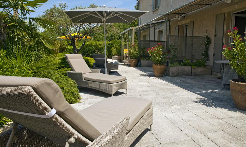 Terrasse in front of the guest rooms