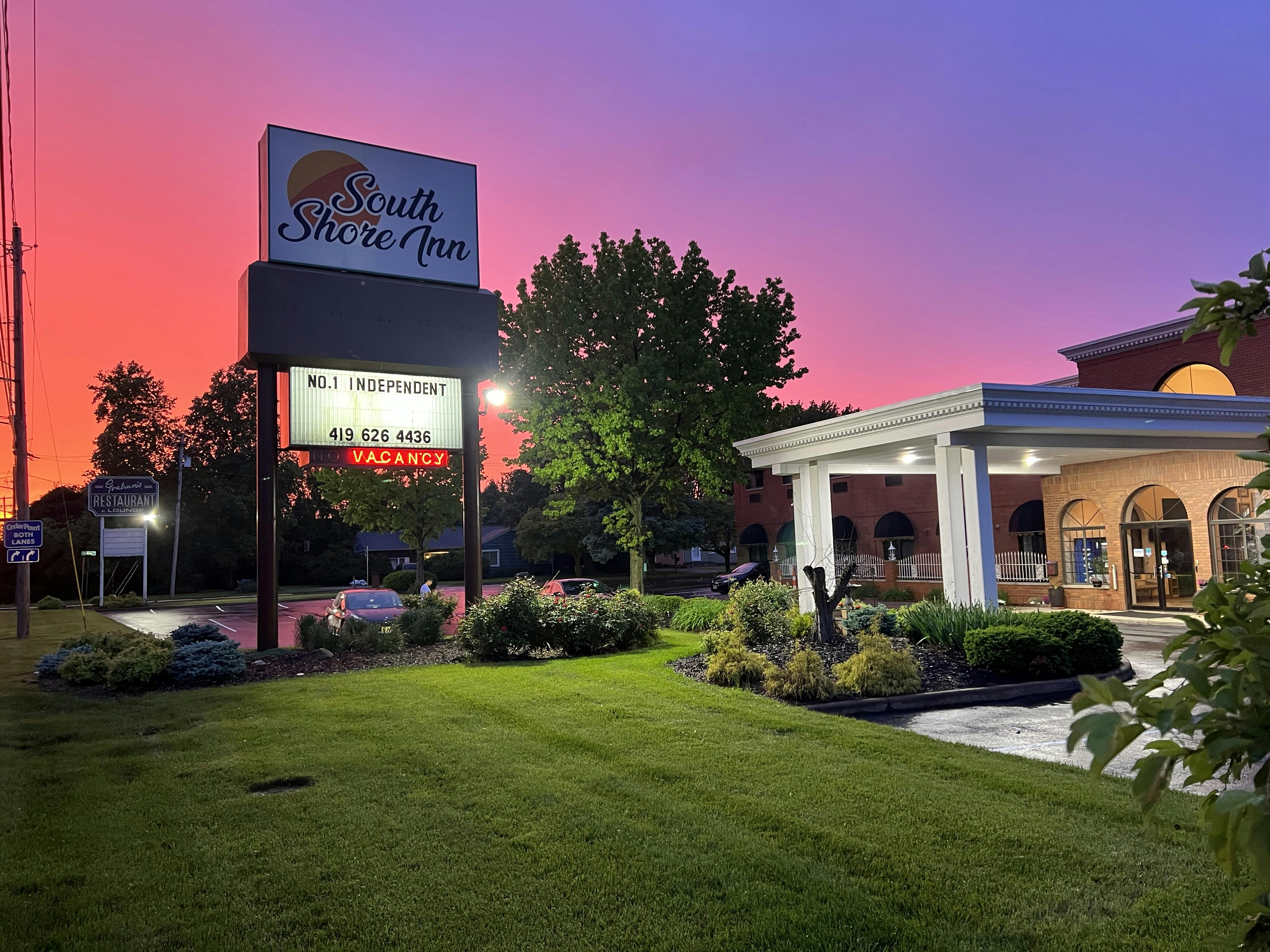 South Shore Inn Sunset, Independent and Top Place to Stay in Sandusky