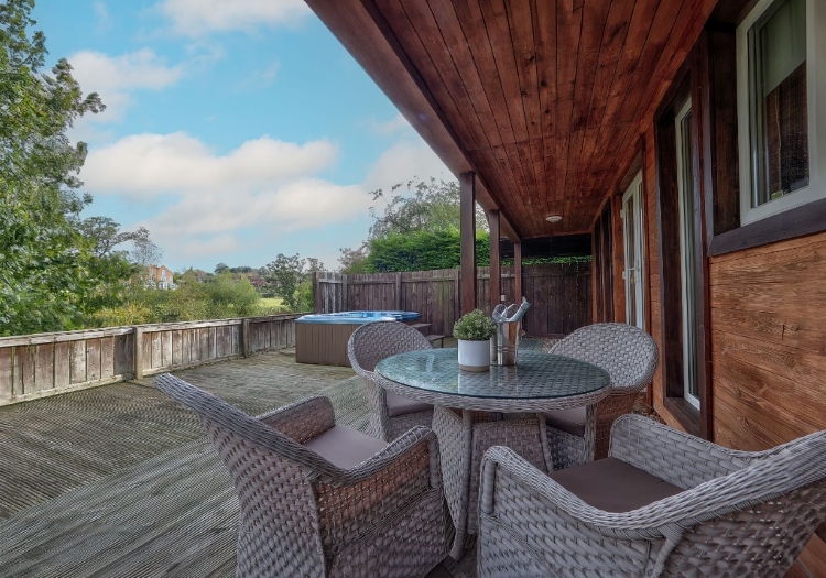 Hot Tub and Al Fresco Dining at Riverside Lodges Ripon