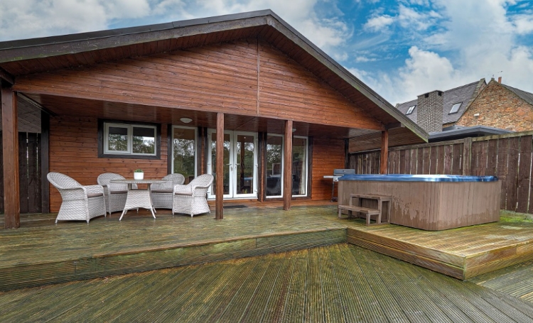 Hot Tub and Al Fresco Dining at Riverside Lodges Ripon