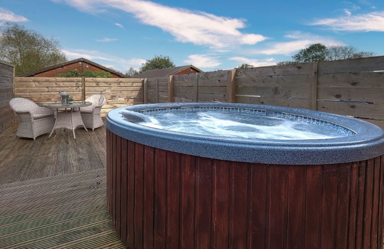 Hot Tub and Al Fresco Dining at Riverside Lodges Ripon