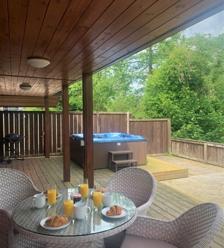 Hot Tub and Al Fresco Dining at Riverside Lodges Ripon