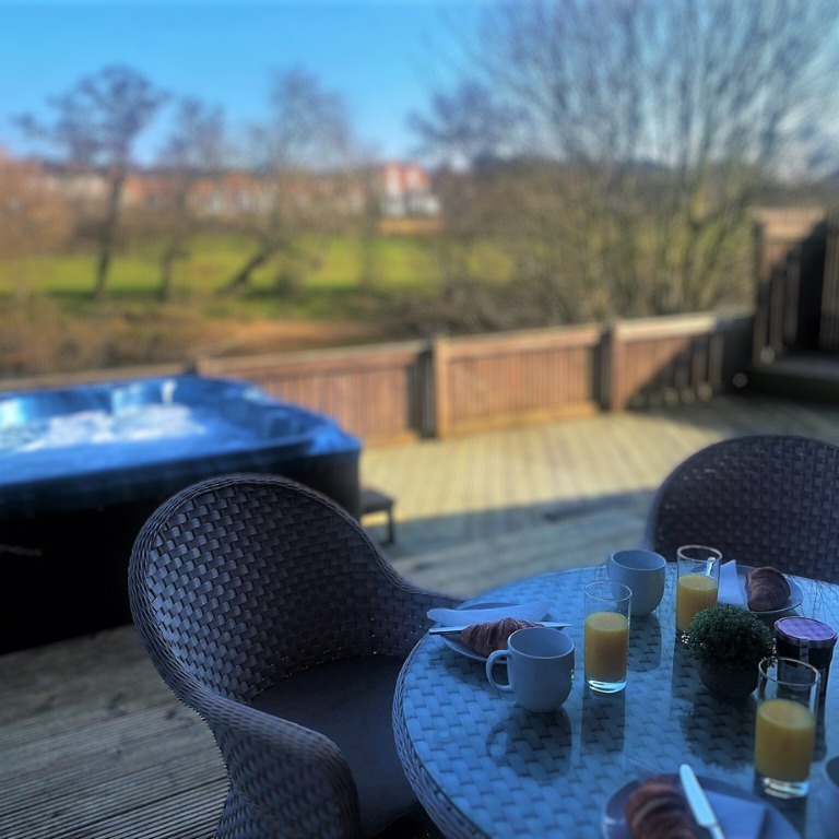 Hot Tub and Al Fresco Dining at Riverside Lodges Ripon