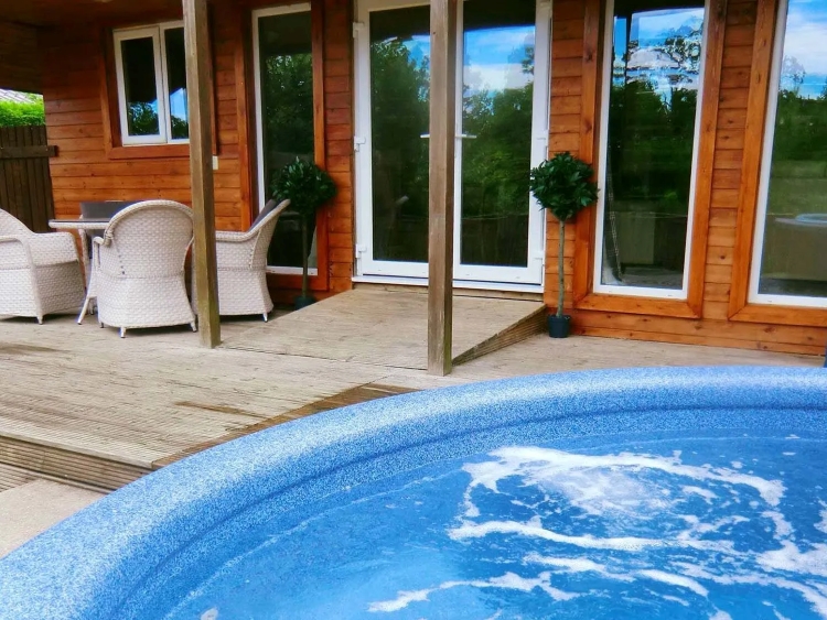 Hot Tub and Al Fresco Dining at Riverside Lodges Ripon