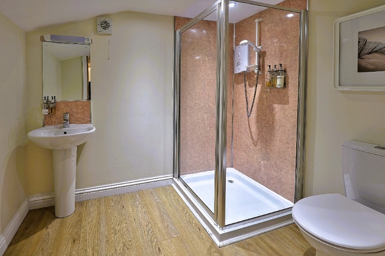 Ensuite Shower Room - Riverside Lodges in Ripon