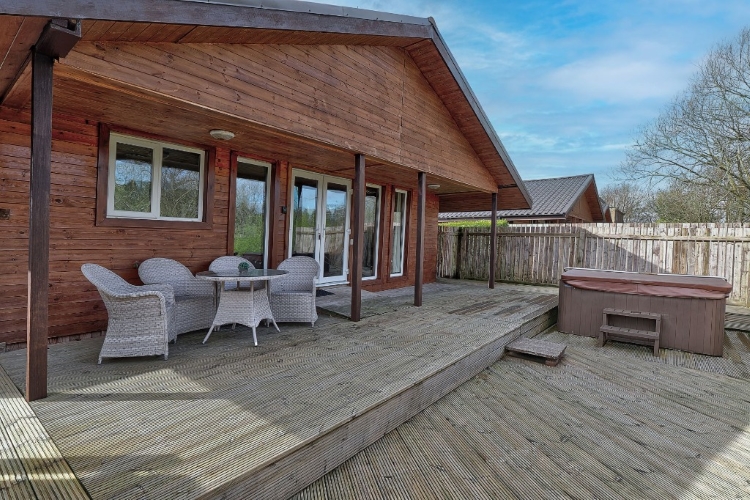 Hot Tub and Al Fresco Dining at Riverside Lodges Ripon