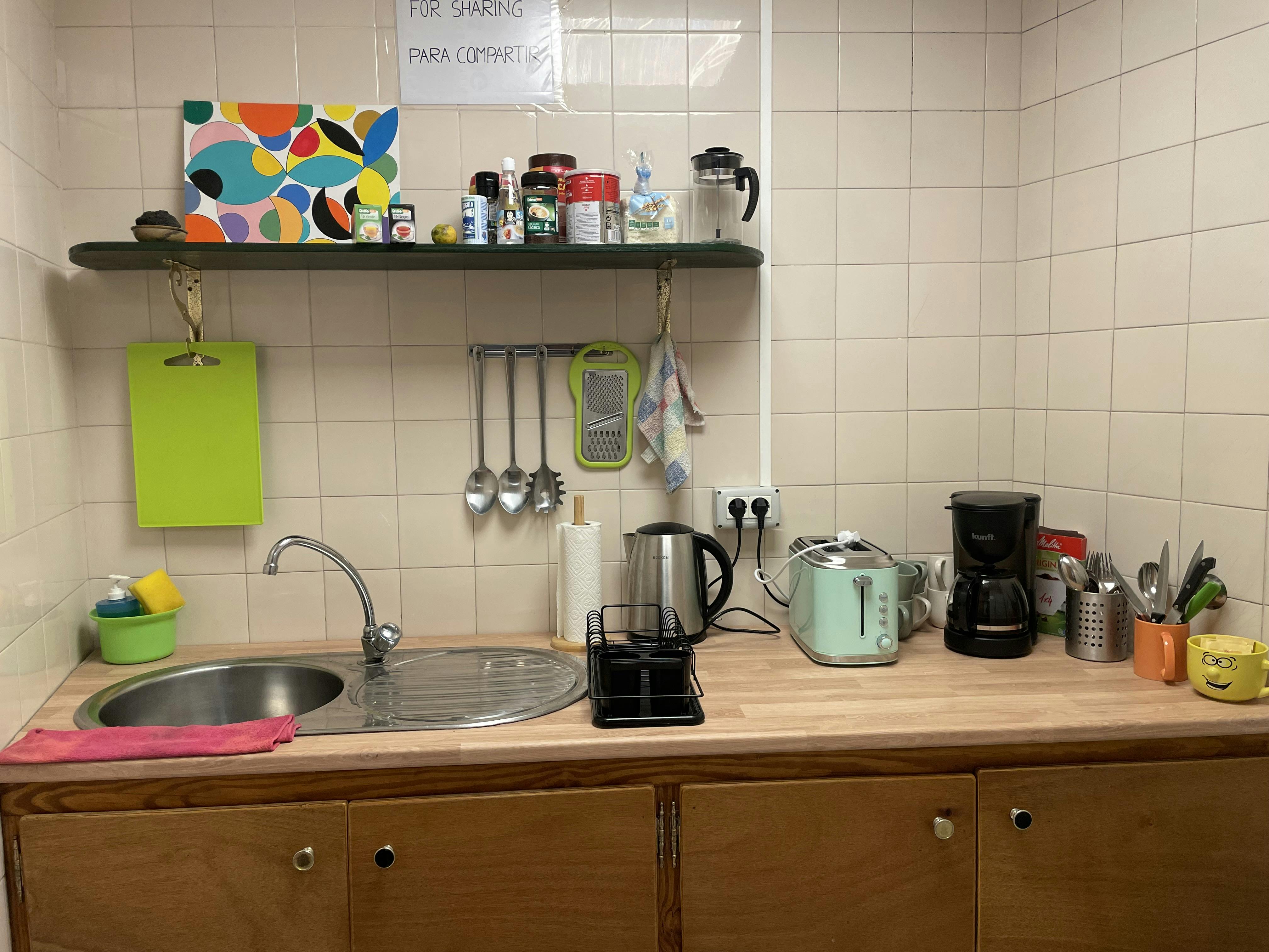 Shared kitchenette (toaster, kettle, filter coffee maker and microwave)