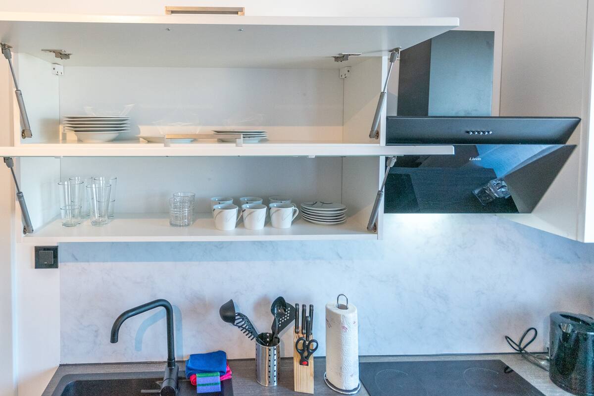 Küchenschränke mit Geschirr