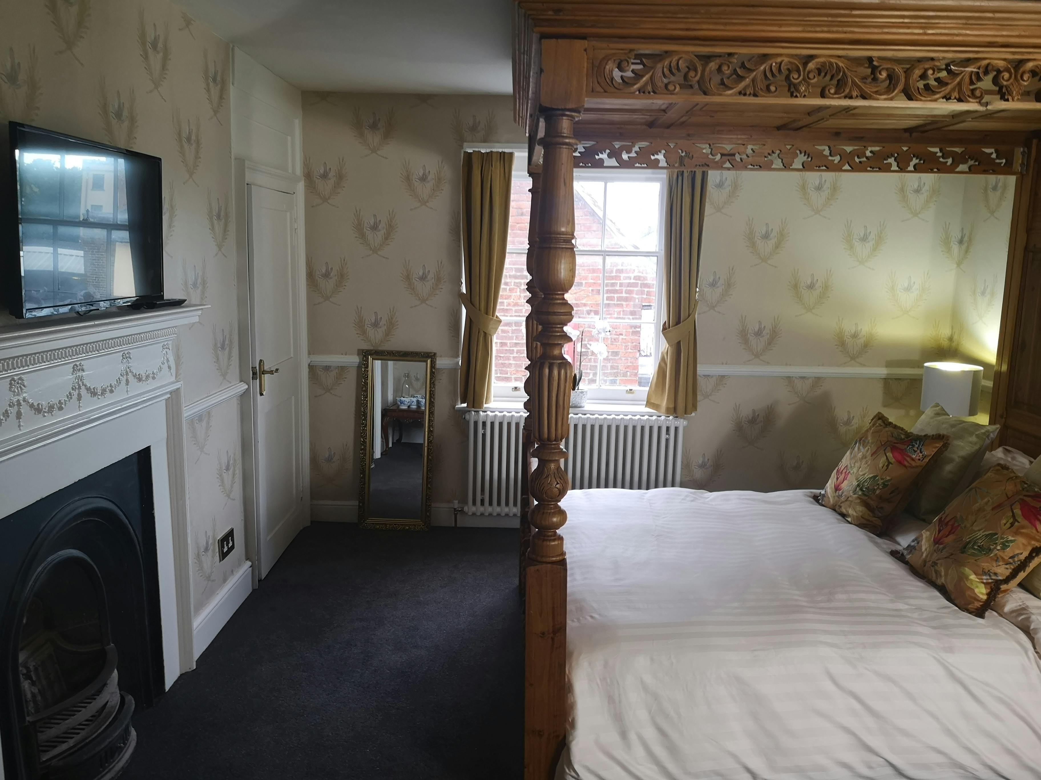 Four poster king size bed to the Judge Kay suite