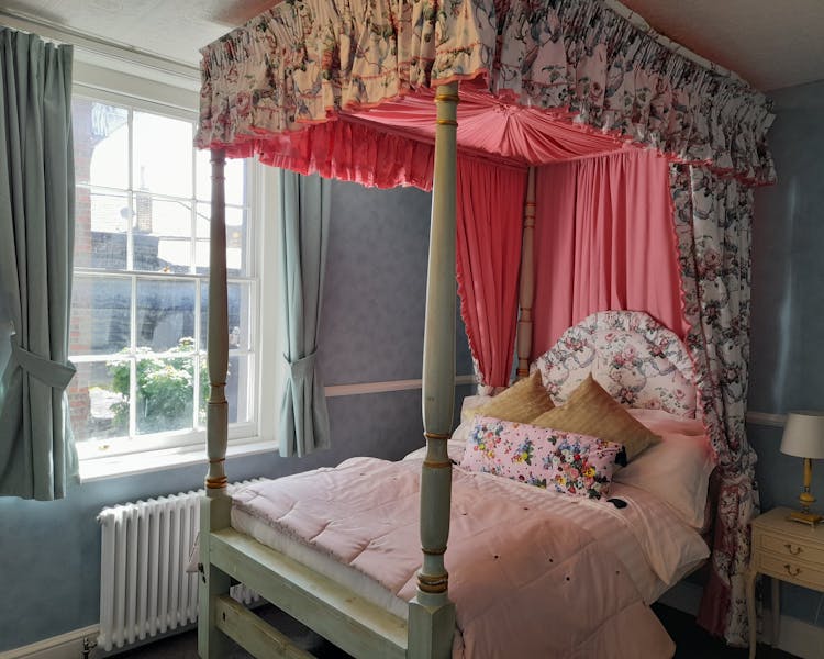 Judge Alverstone bedroom with four poster bed
