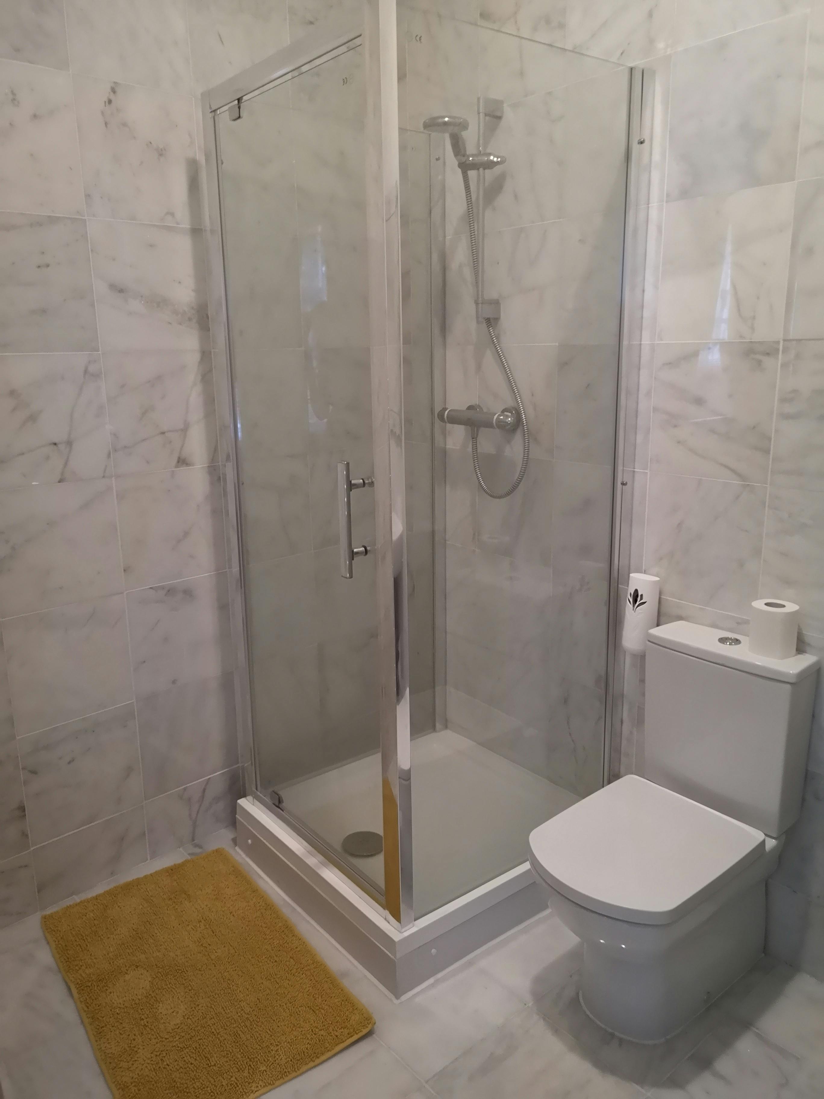 Shower room to twin room in private bathroom