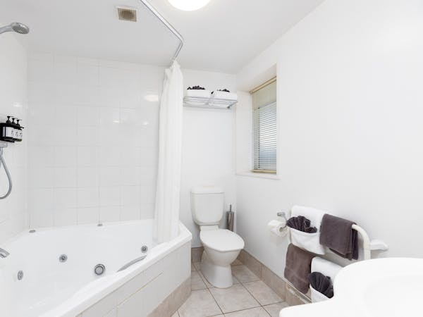 one bedroom spa family apartment chelsea park motor lodge rooms bathroom Nelson