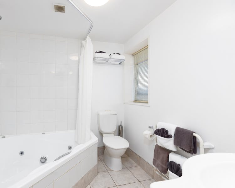 one bedroom spa family apartment chelsea park motor lodge rooms bathroom Nelson