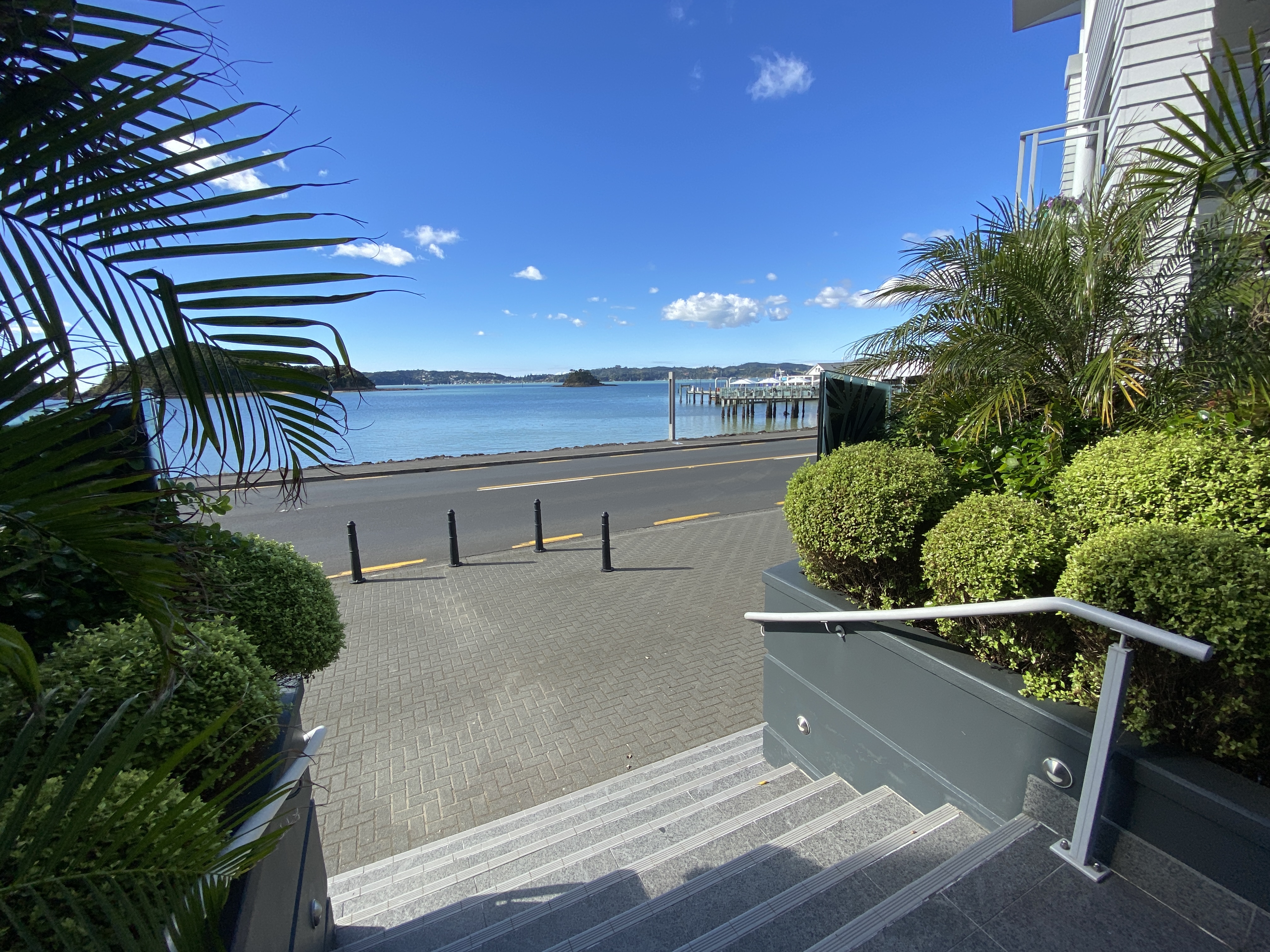 Complex only steps away from the ocean..