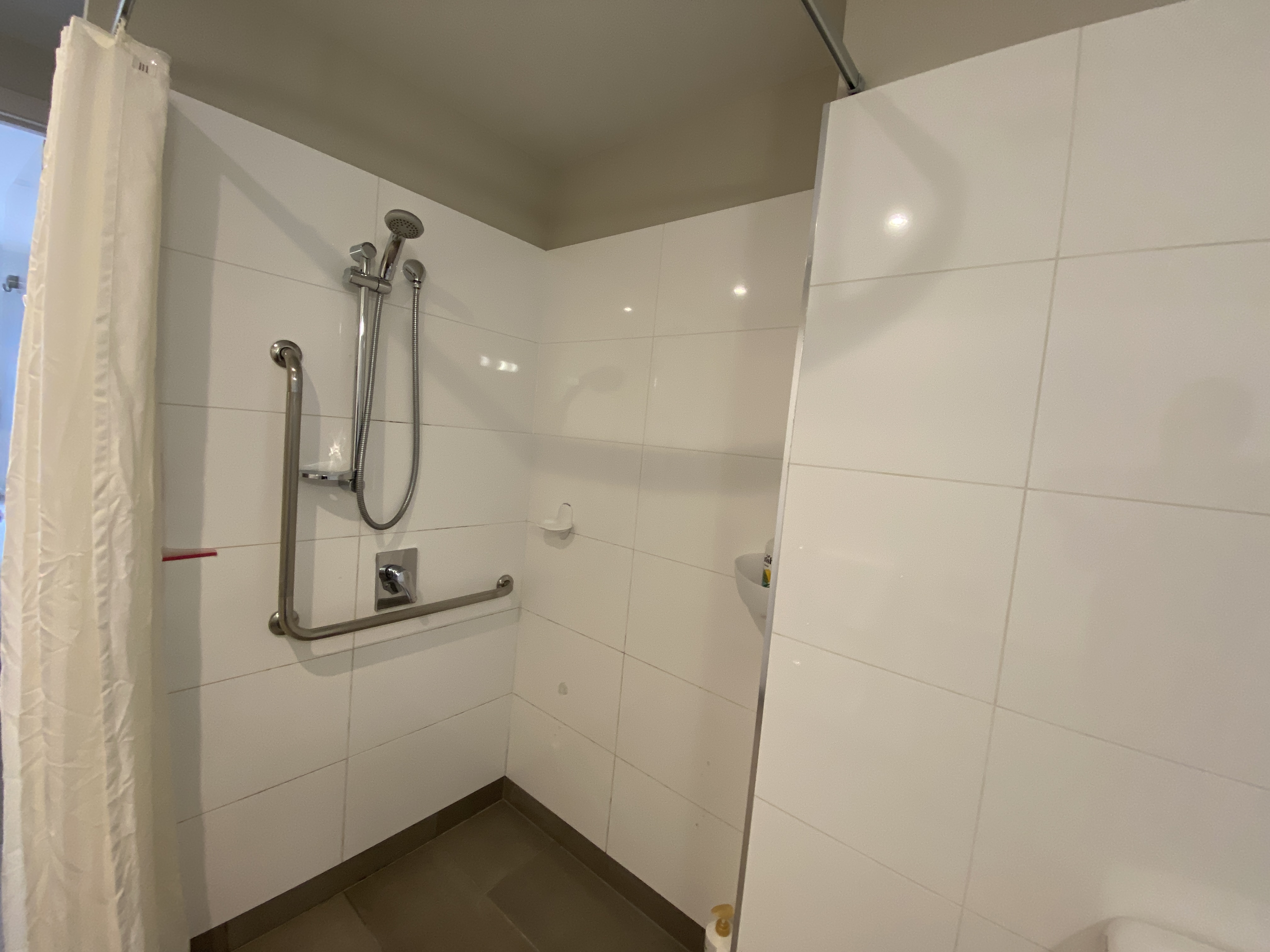 Spacious Shower with Gtabrail.