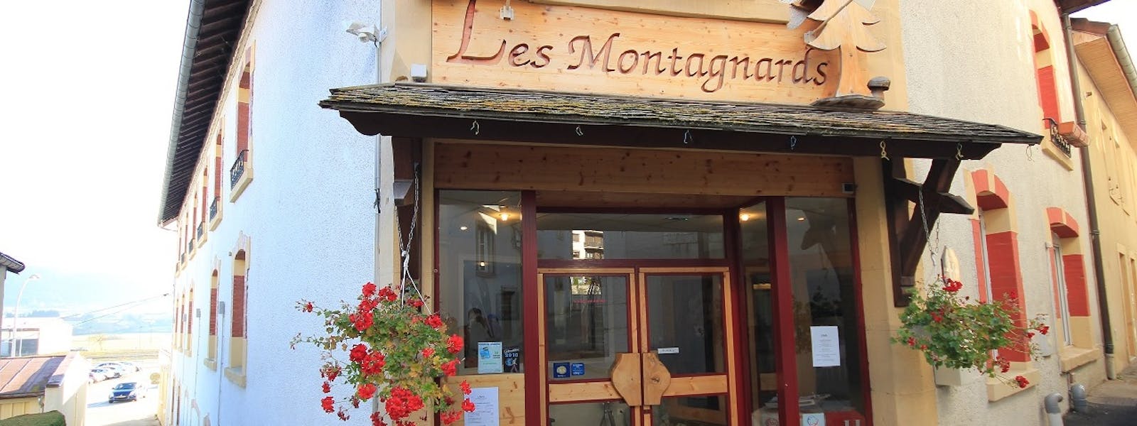 Entrée principale Hôtel Les Montagnards Morteau