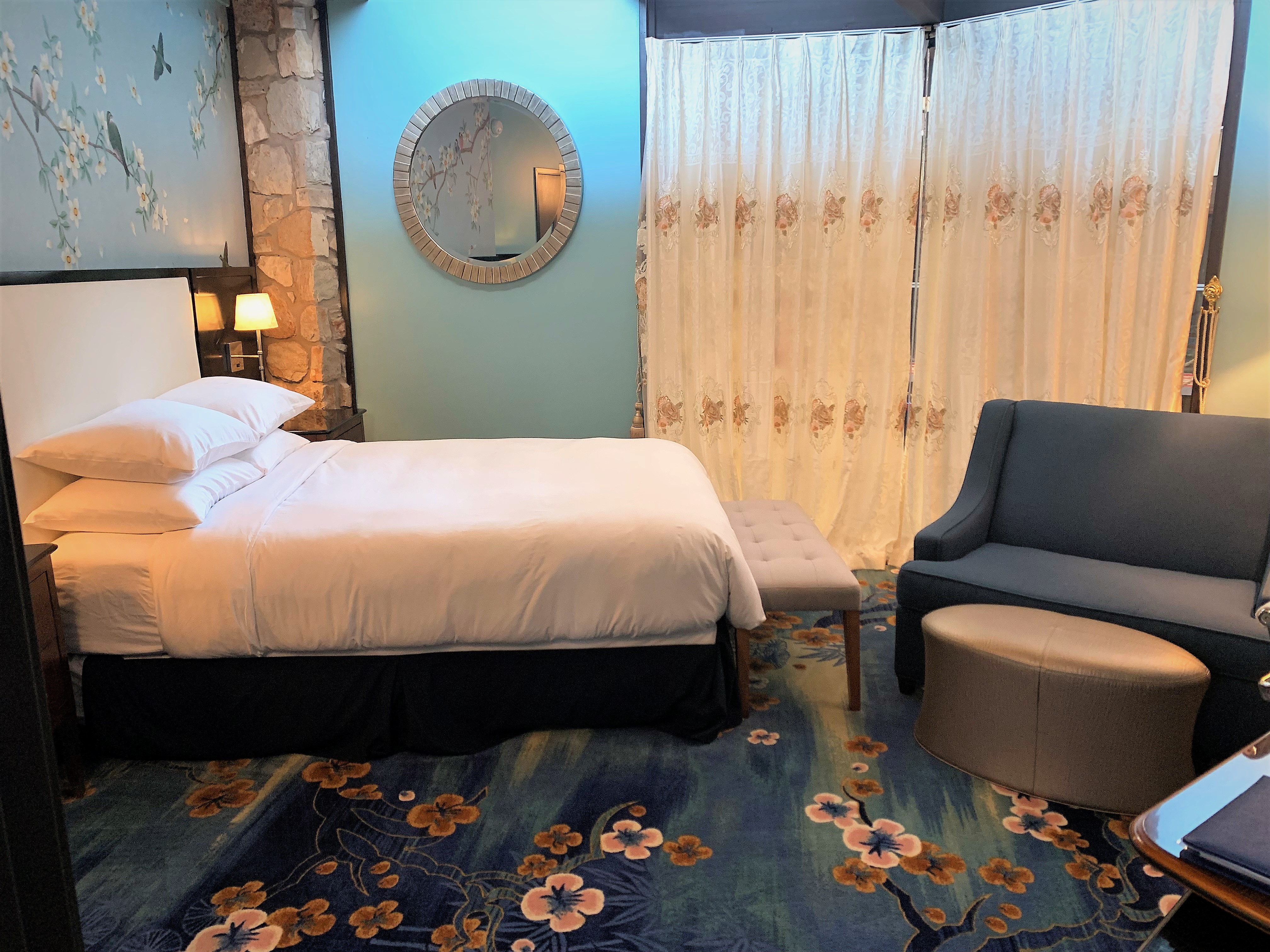 Panoramic room with bathtub and cozy seating at WangShi Palace OKC