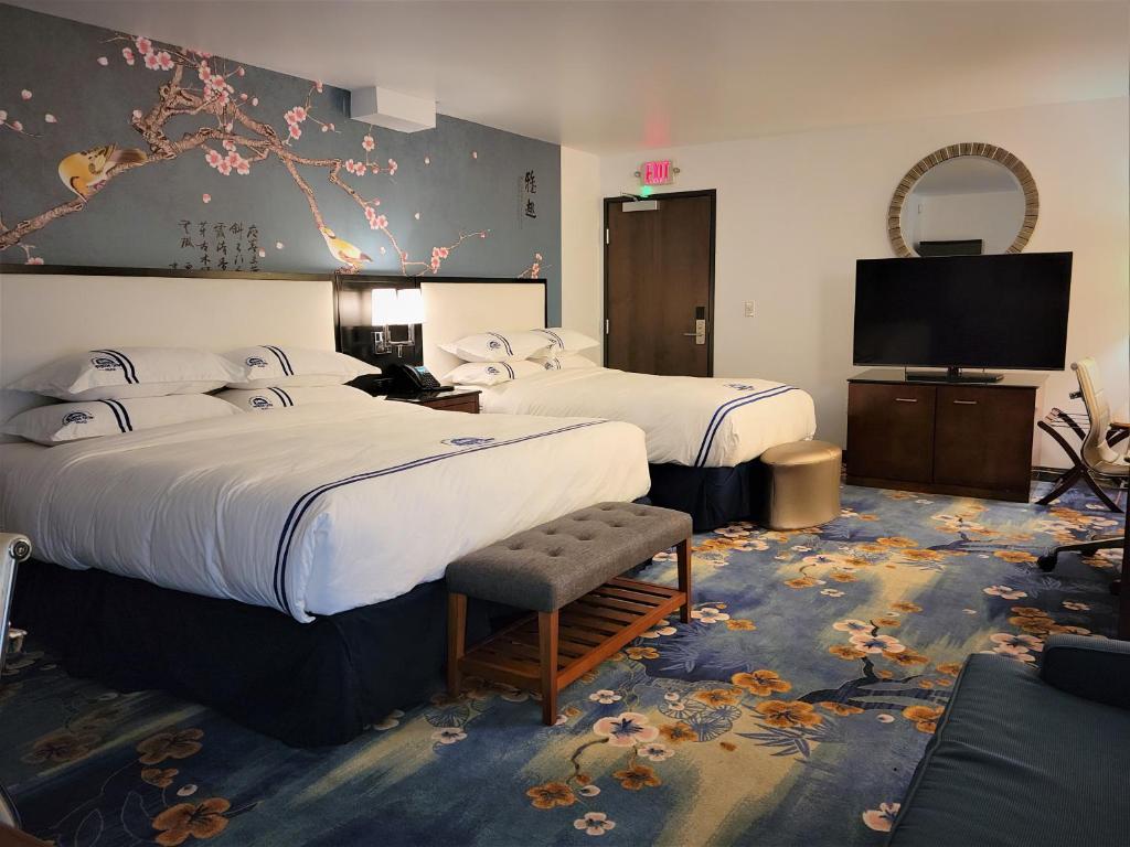 Spacious room with one king bed and one XL bed, featuring a massage bathtub and separate shower – Wang Shi China Palace OKC