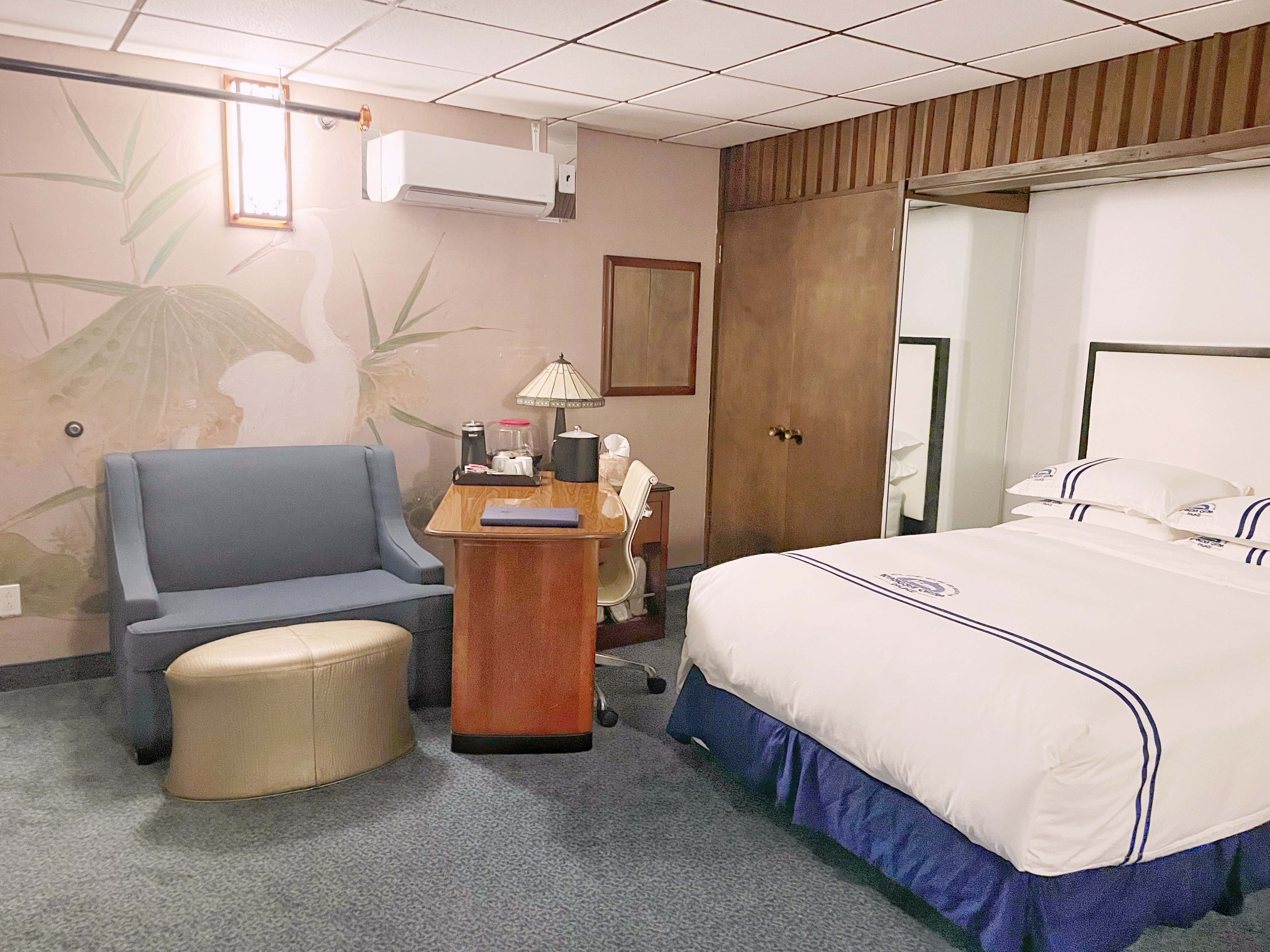 Family Room Type 1 at WangShi Palace — spacious room with a king bed, XL bed, and dual jacuzzi tubs.