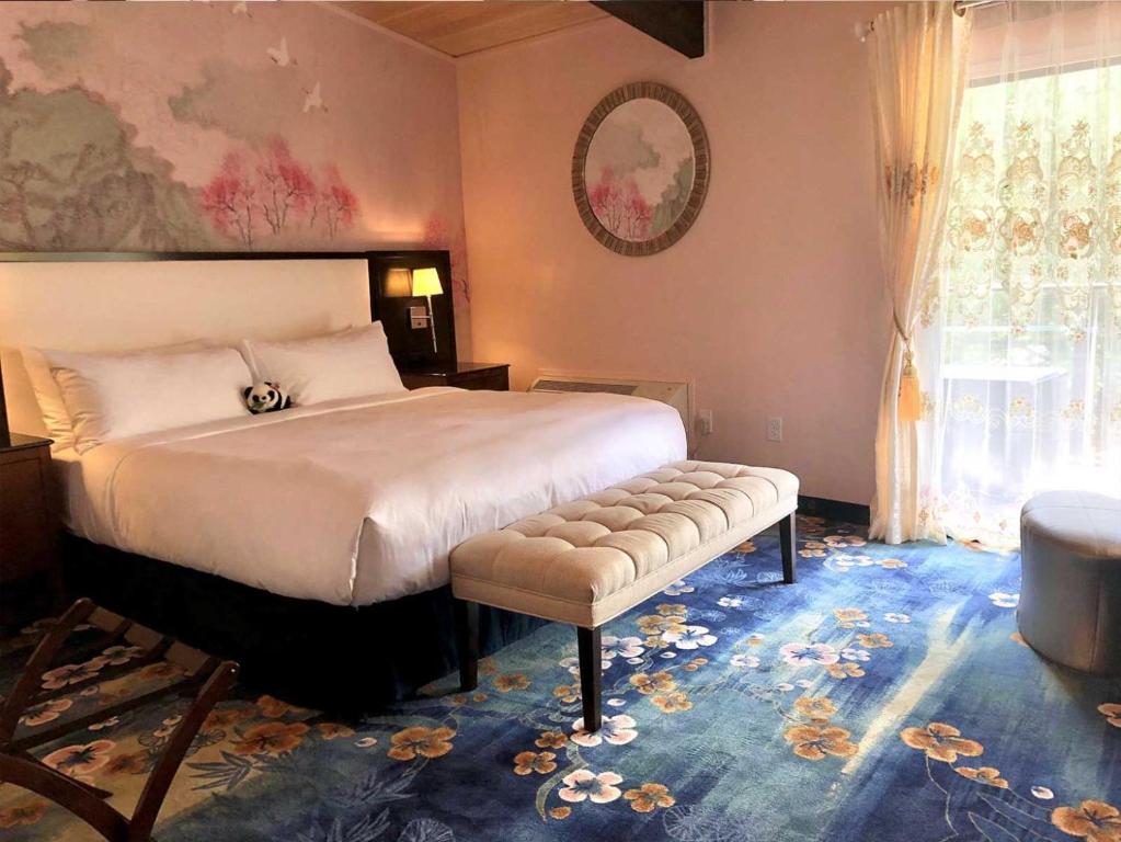 Chinese-style curtains with natural light and garden view in Premier Room Type 8