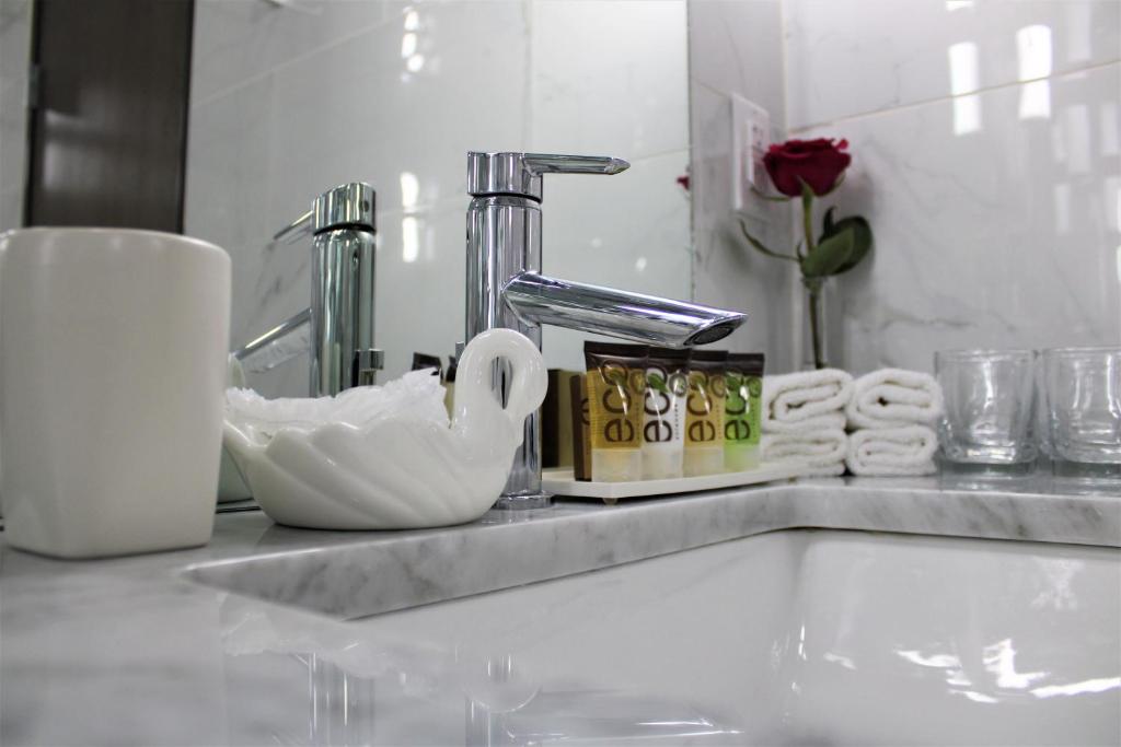 Modern marble bathroom vanity with amenities at WangShi Palace — clean, elegant and well-prepared for guests.