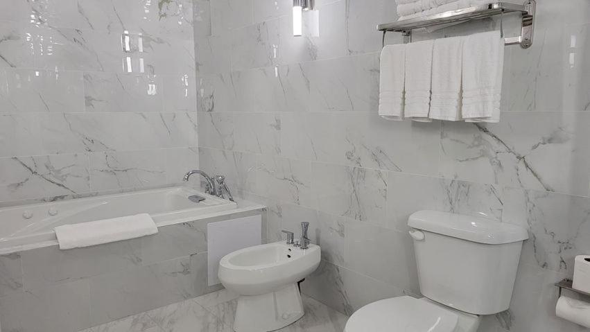 Spacious room with one king bed and one XL bed, featuring a massage bathtub and separate shower – Wang Shi China Palace OKC