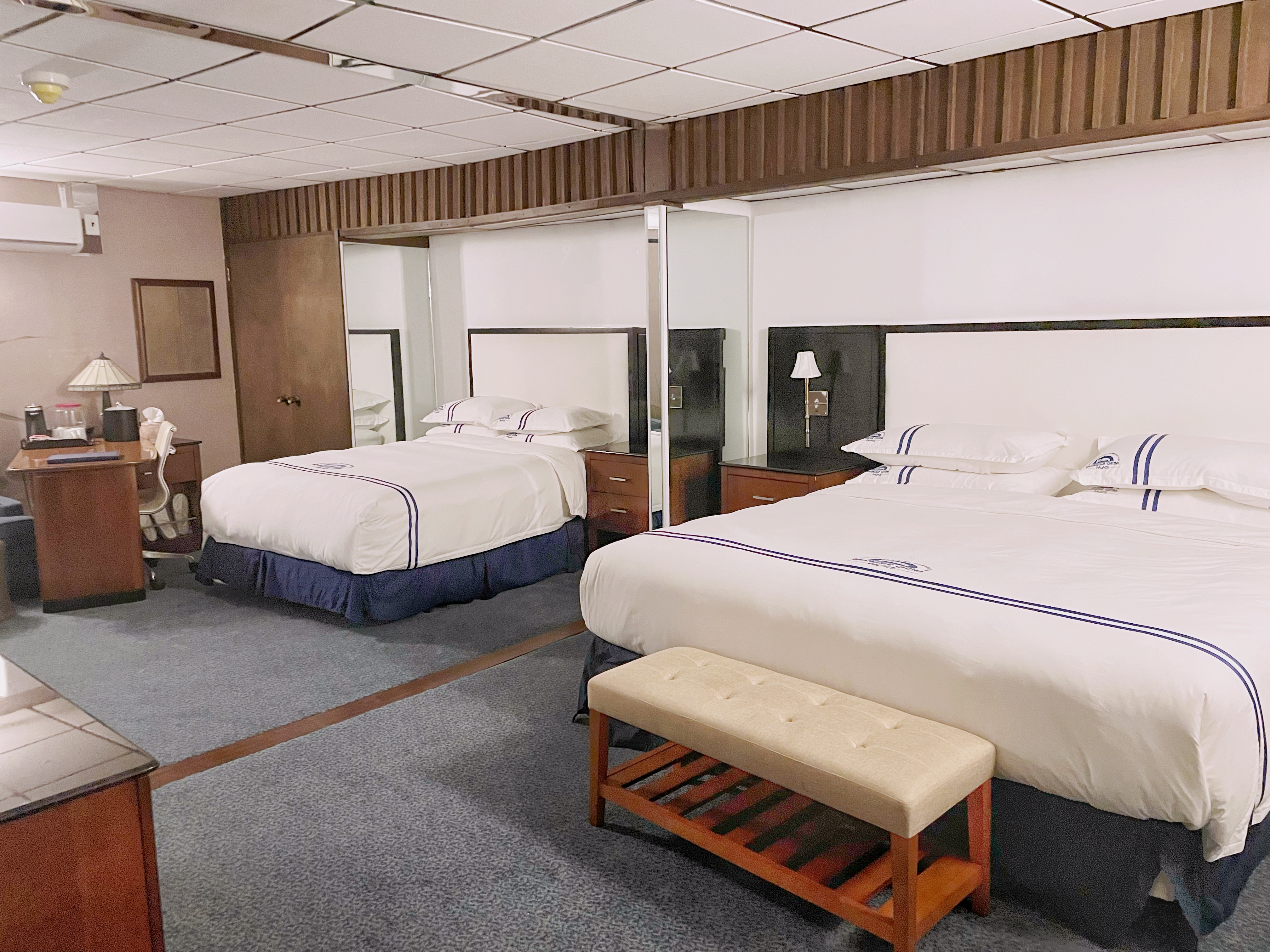 Family Room Type 1 at WangShi Palace — spacious room with a king bed, XL bed, and dual jacuzzi tubs.
