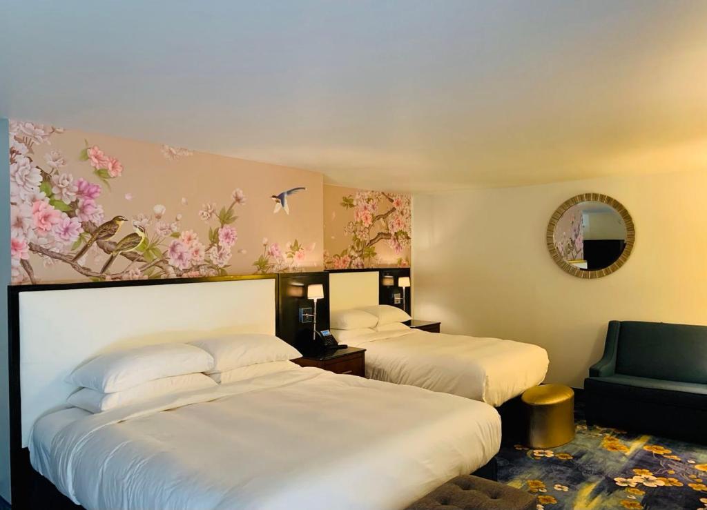 Spacious room with one king bed and one XL bed, featuring a massage bathtub and separate shower – Wang Shi China Palace OKC