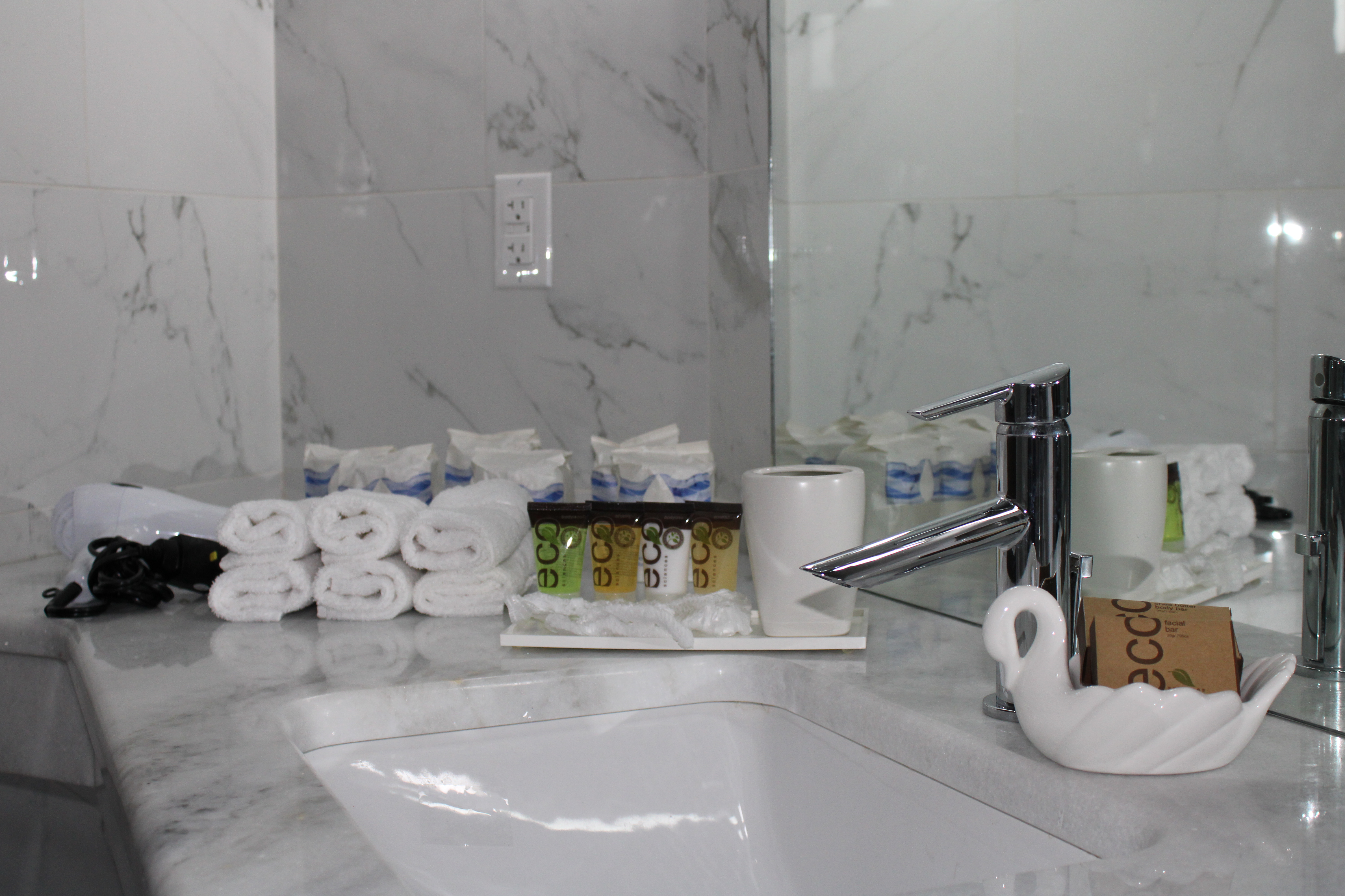 Modern marble bathroom vanity with amenities at WangShi Palace — clean, elegant and well-prepared for guests.