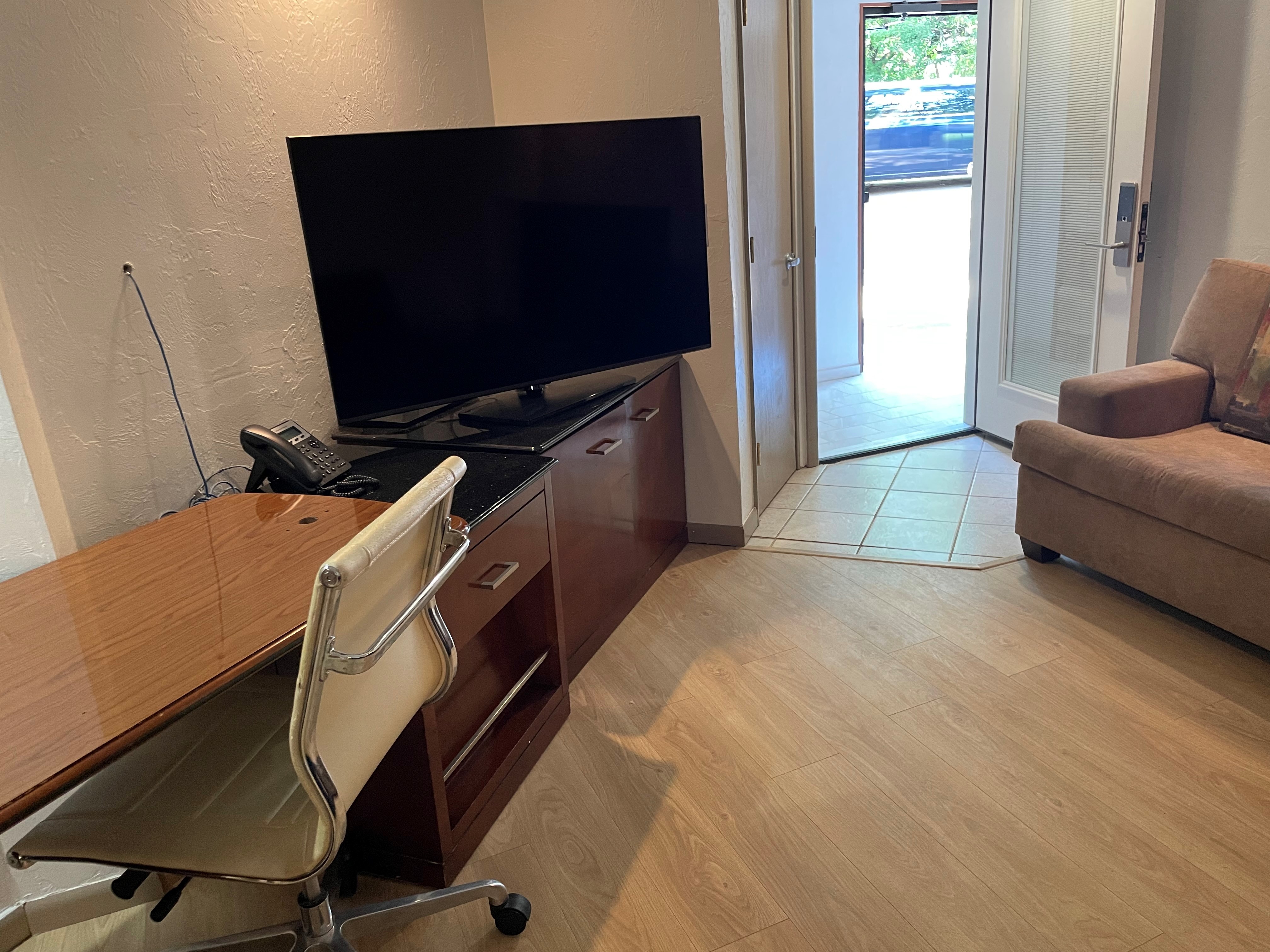 Standard Suite Type 11 living room at WangShi Palace — spacious seating area with TV and