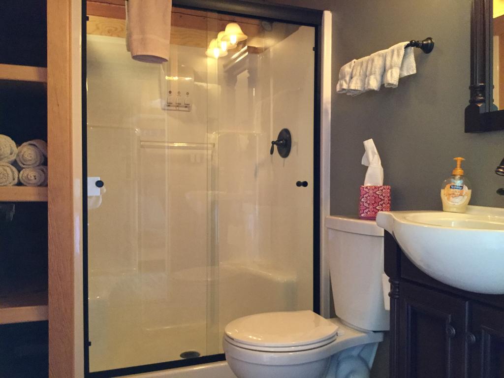 Lakeview Cabin bathroom