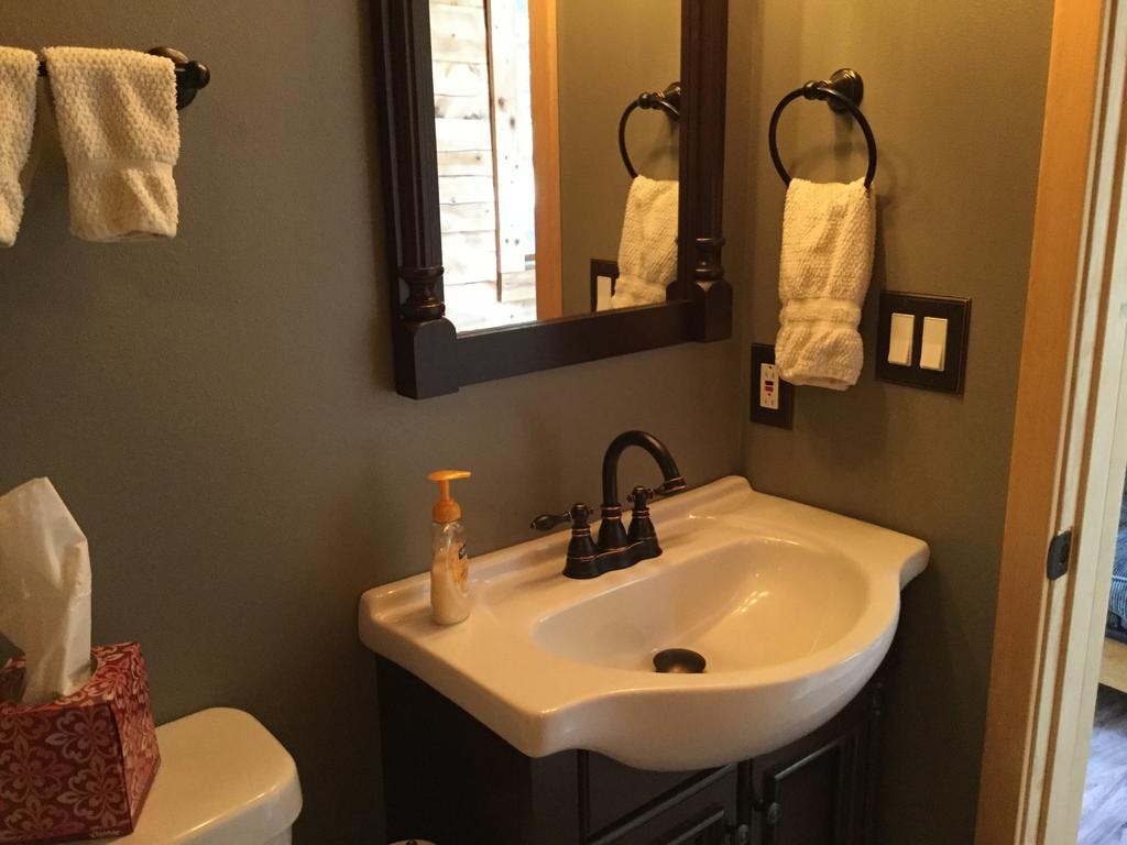 Lakeview Cabin bathroom