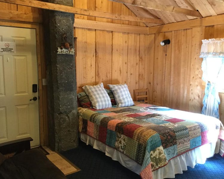 Cabin #8 queen bed