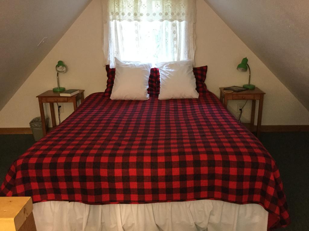 Cabin #6 queen bed upstairs loft