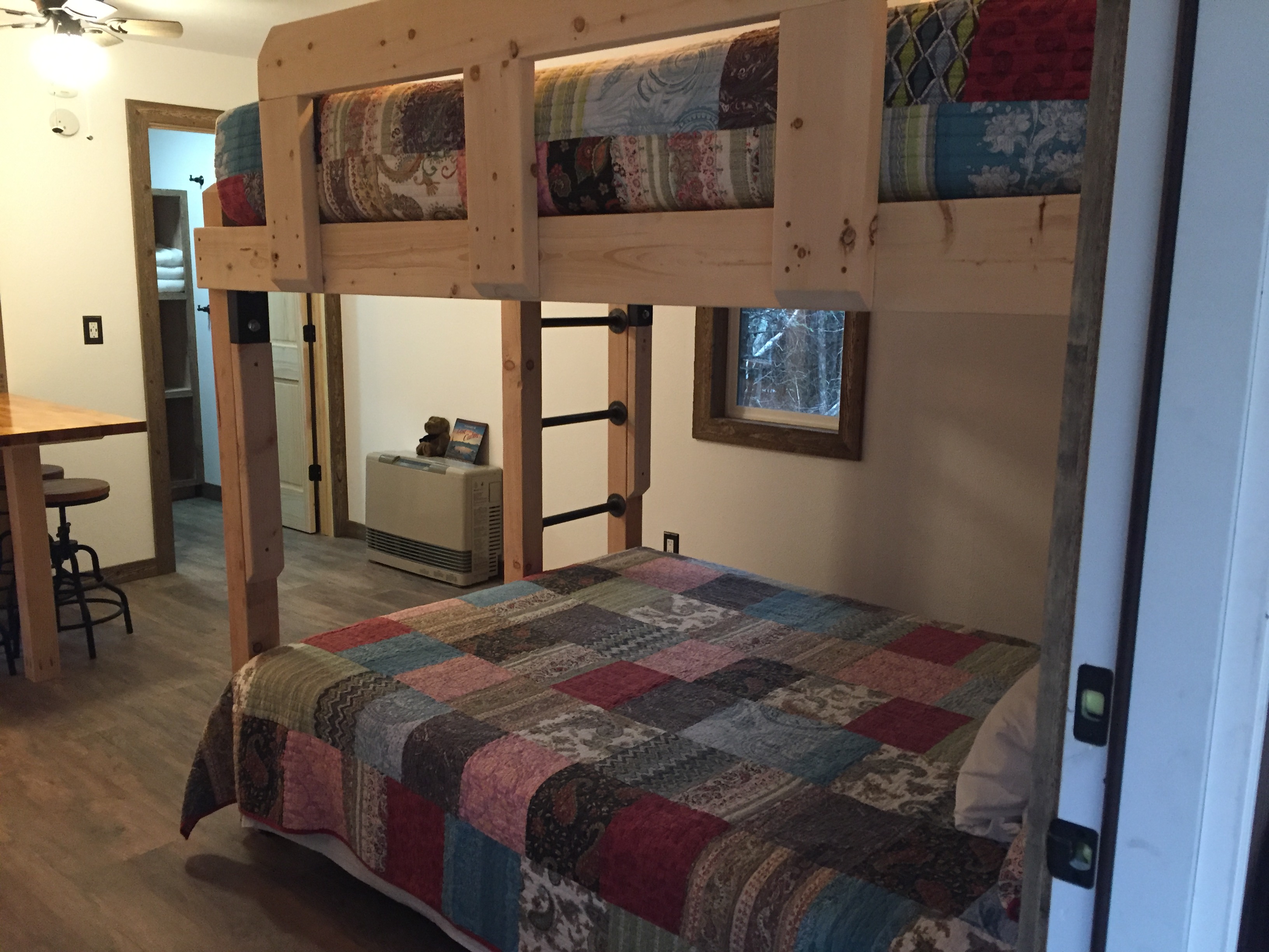 Cabin #7 Queen Bunk Beds