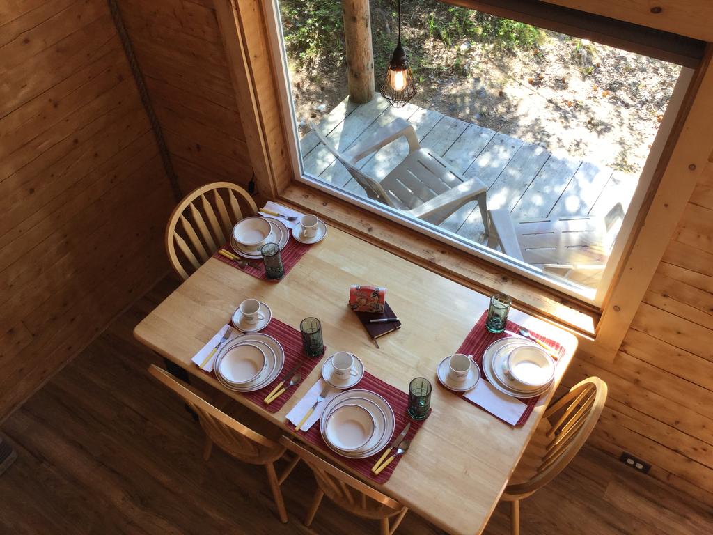 Lakeview Cabin dinning area