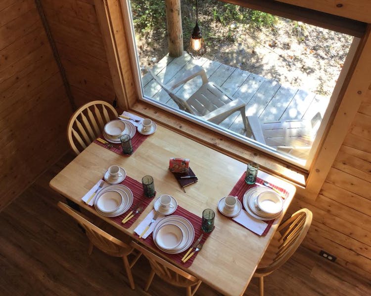 Lakeview Cabin dinning area