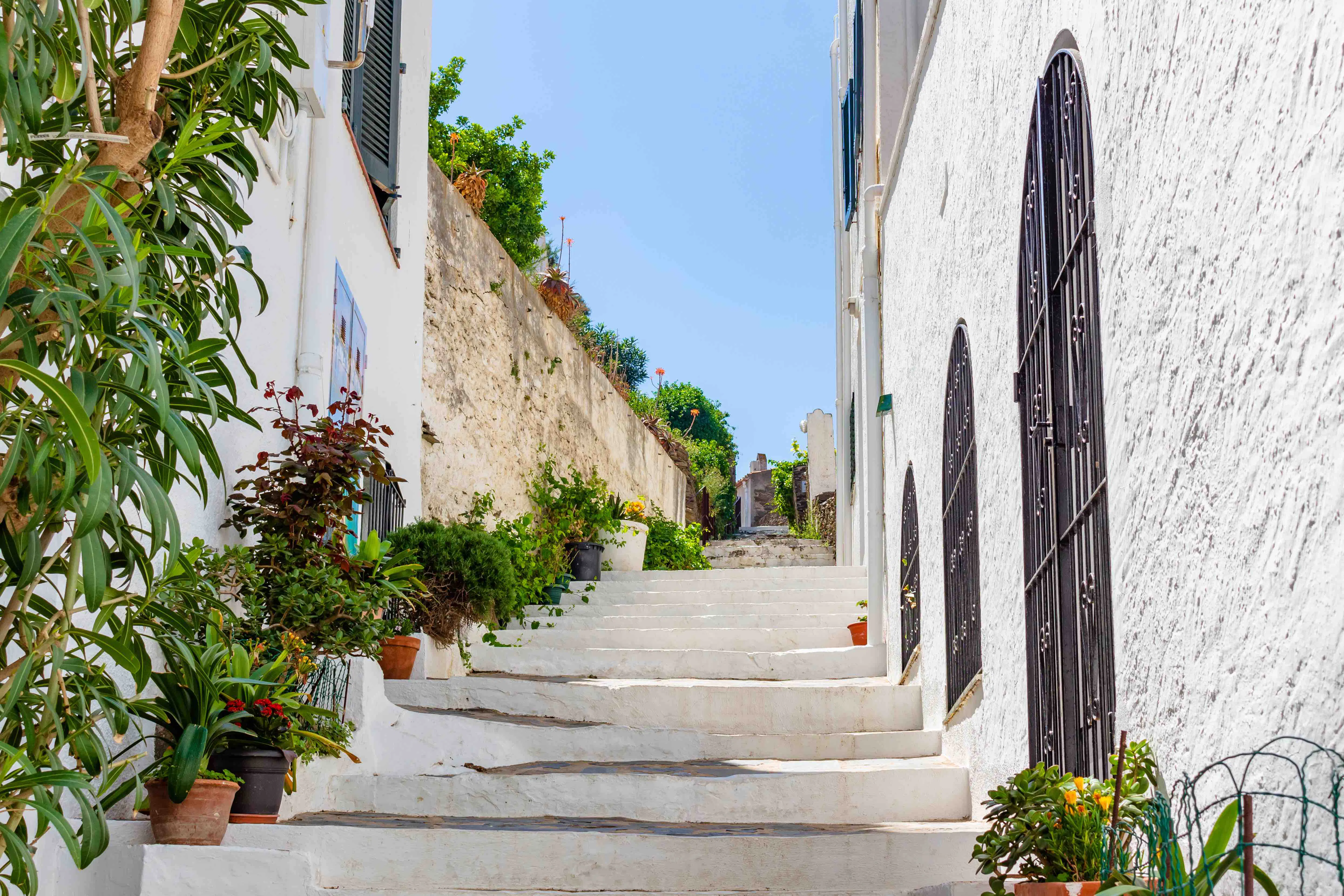 Ruelle montante de charme a cadaques
