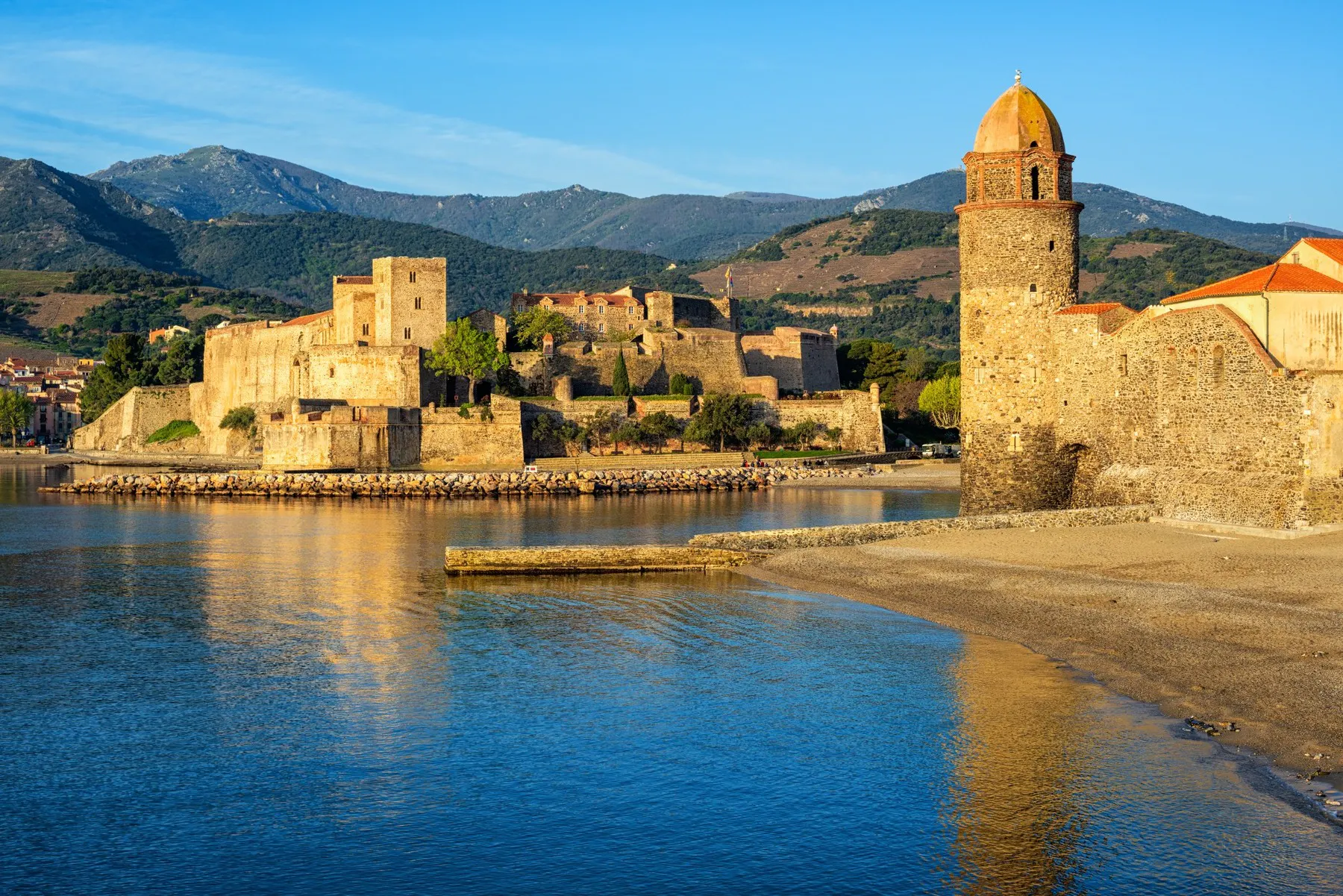 vue sur le chateau de collioure depuis la mer