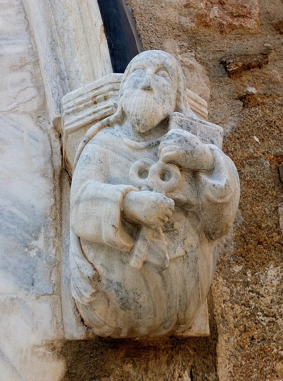 Sculpture d'eglise à Laroque des AlberesLaroque des Alberes
