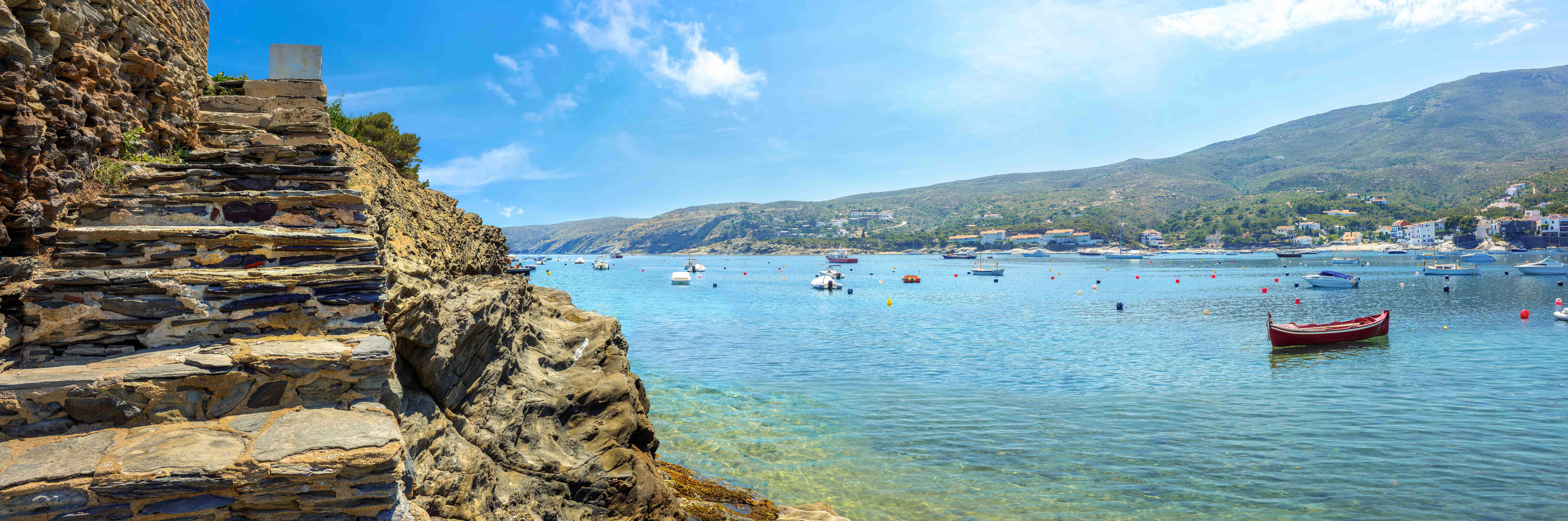 Vue sur la mer avec bateaux pres de Cadaques