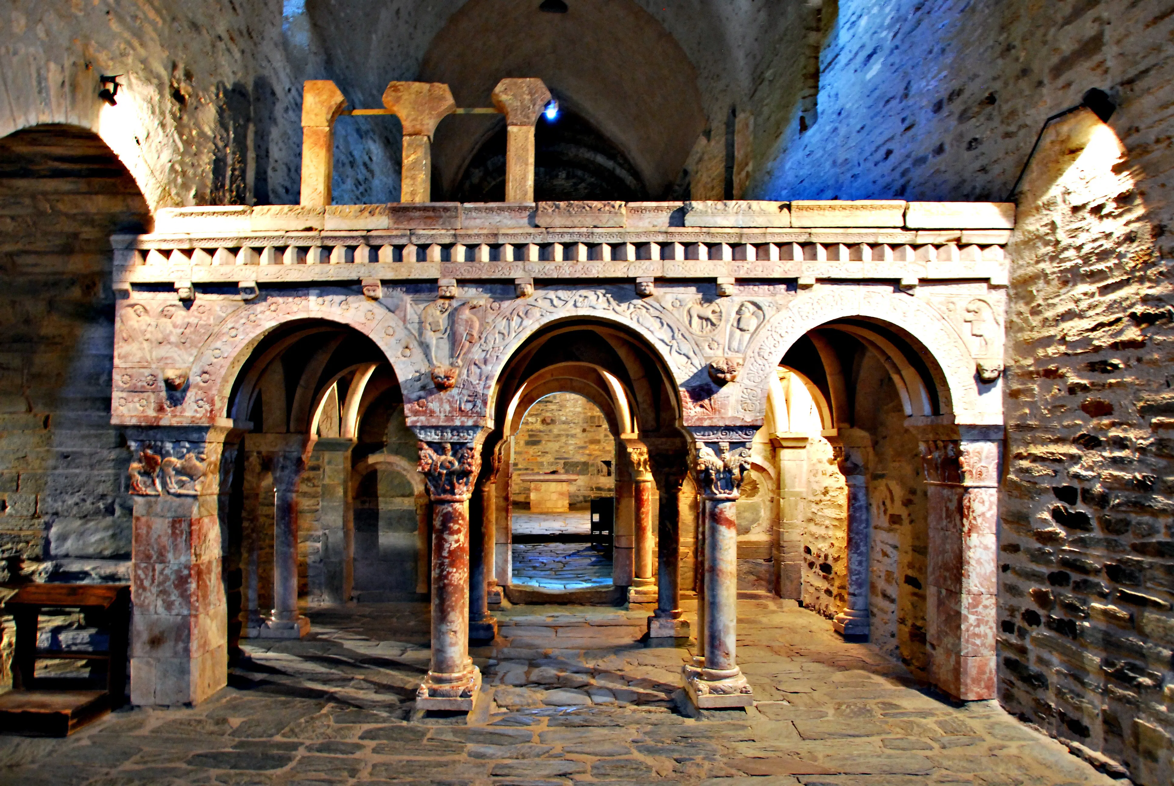 interieur et jube du prieure de serrabone