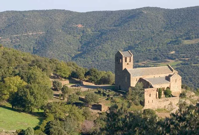 vue de loin sur le prieure de serrabone