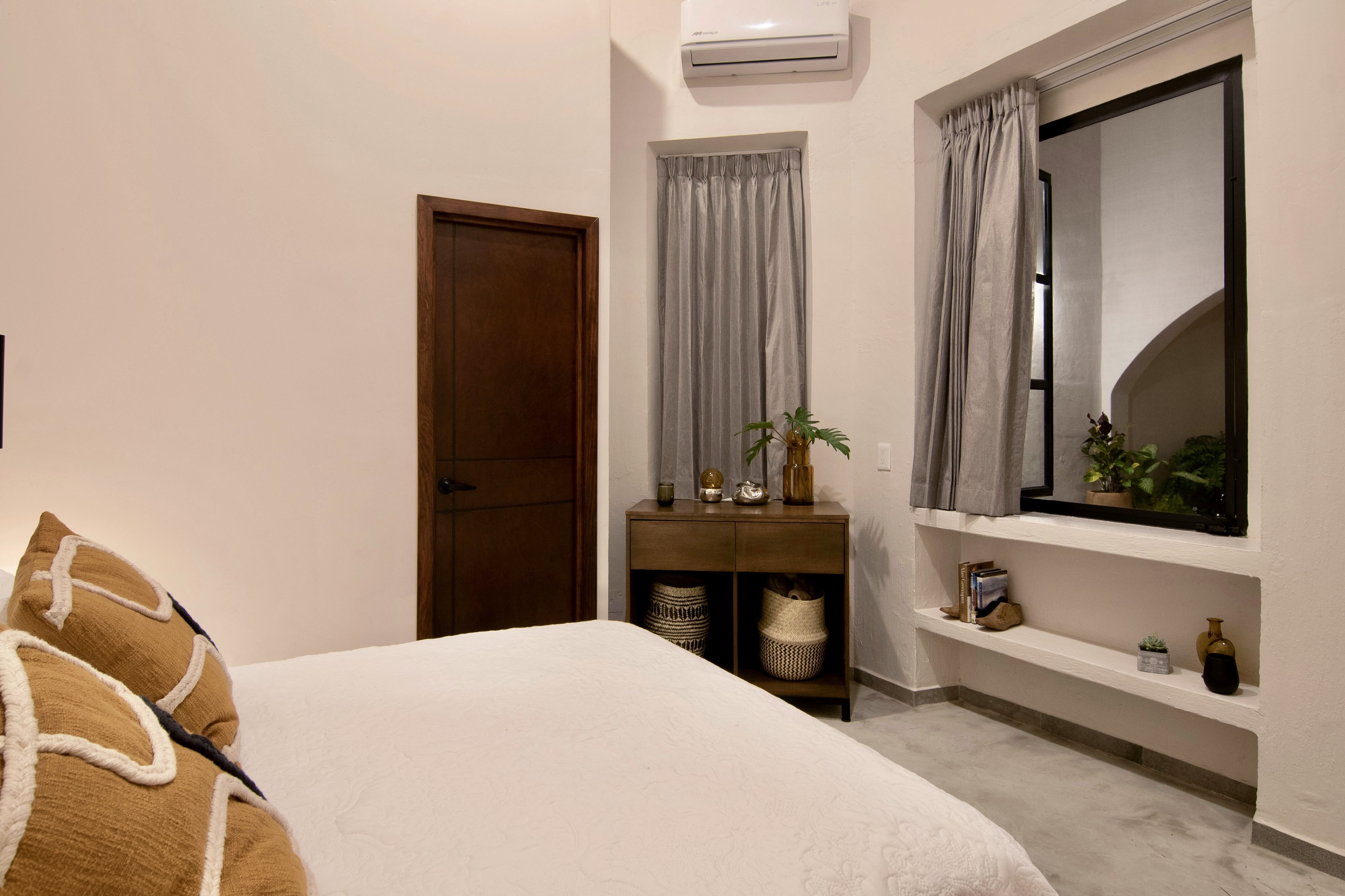 Private Room Queen Bed Private Bathroom