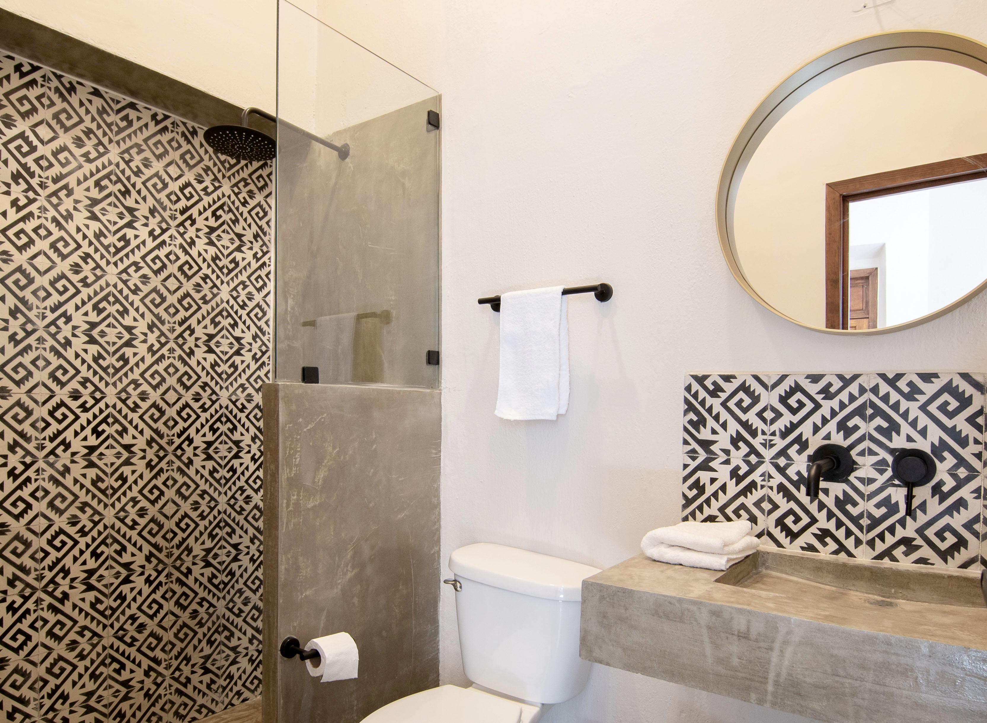 Private Room Queen Bed Private Bathroom