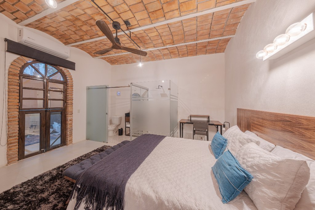 Habitación con cama grande