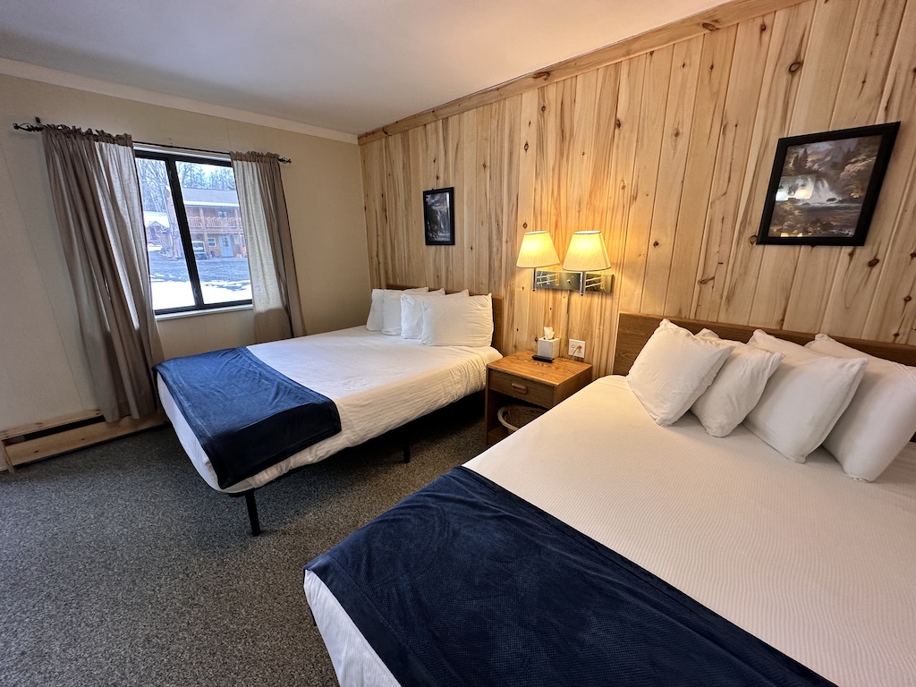 1 King Bed + 1 Queen Bed Lodge Room